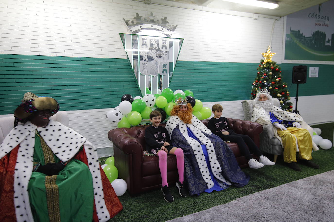 Las impresionantes colas para ver a los Reyes Magos en El Arcángel, en imágenes