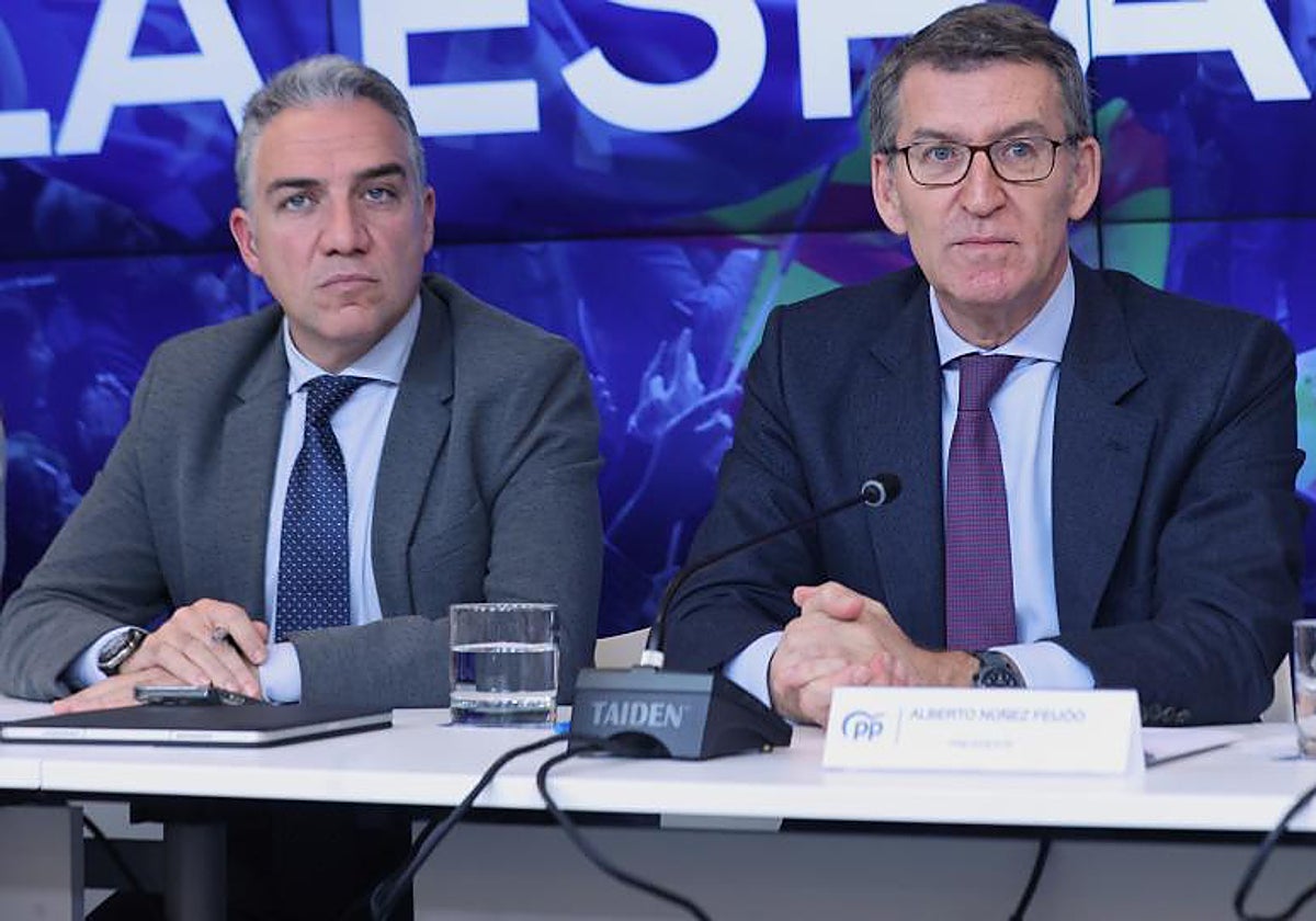 El coordinador general del PP, Elías Bendodo, junto al presidente del partido, Alberto Núñez Feijóo