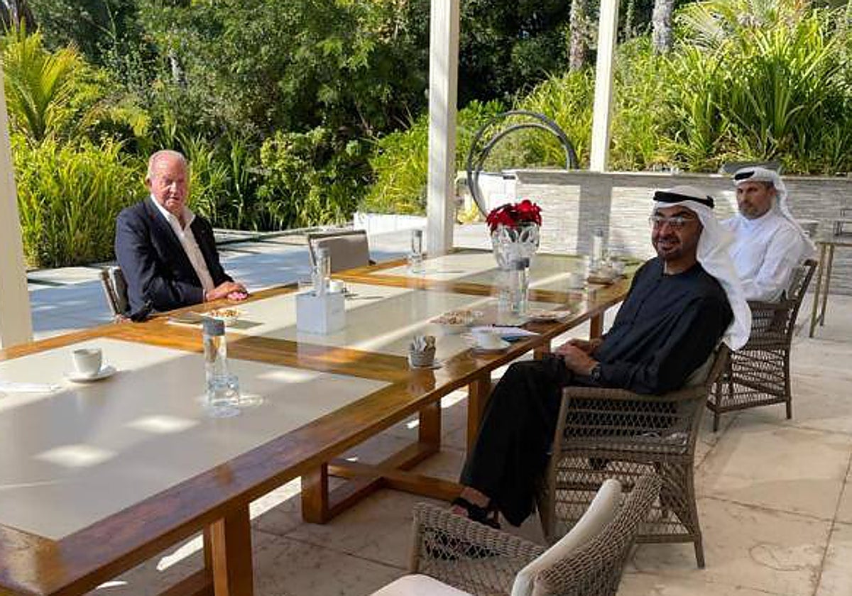 Don Juan Carlos, en Abu Dabi, junto con Mohammed bin Zayed