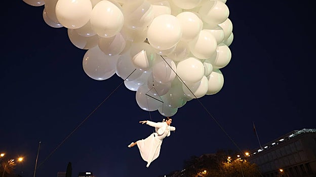 El ángel de la paz, que sobrevoló la ciudad para guiar a los Reyes Magos