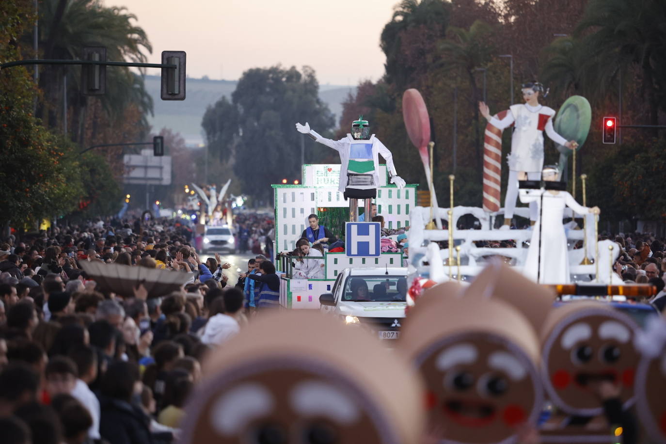 El apoteósico paso de la Cabalgata de los Reyes Magos por el Centro de Córdoba, en imágenes