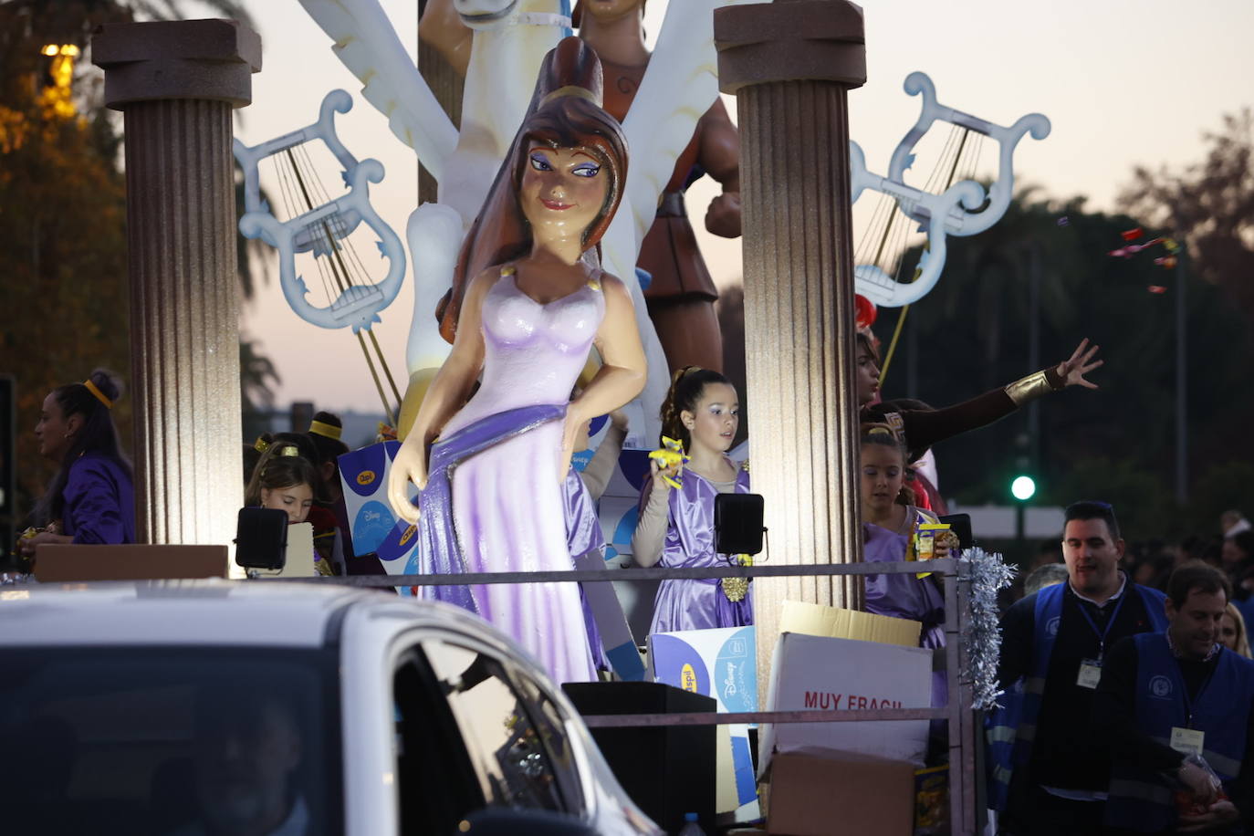 El apoteósico paso de la Cabalgata de los Reyes Magos por el Centro de Córdoba, en imágenes
