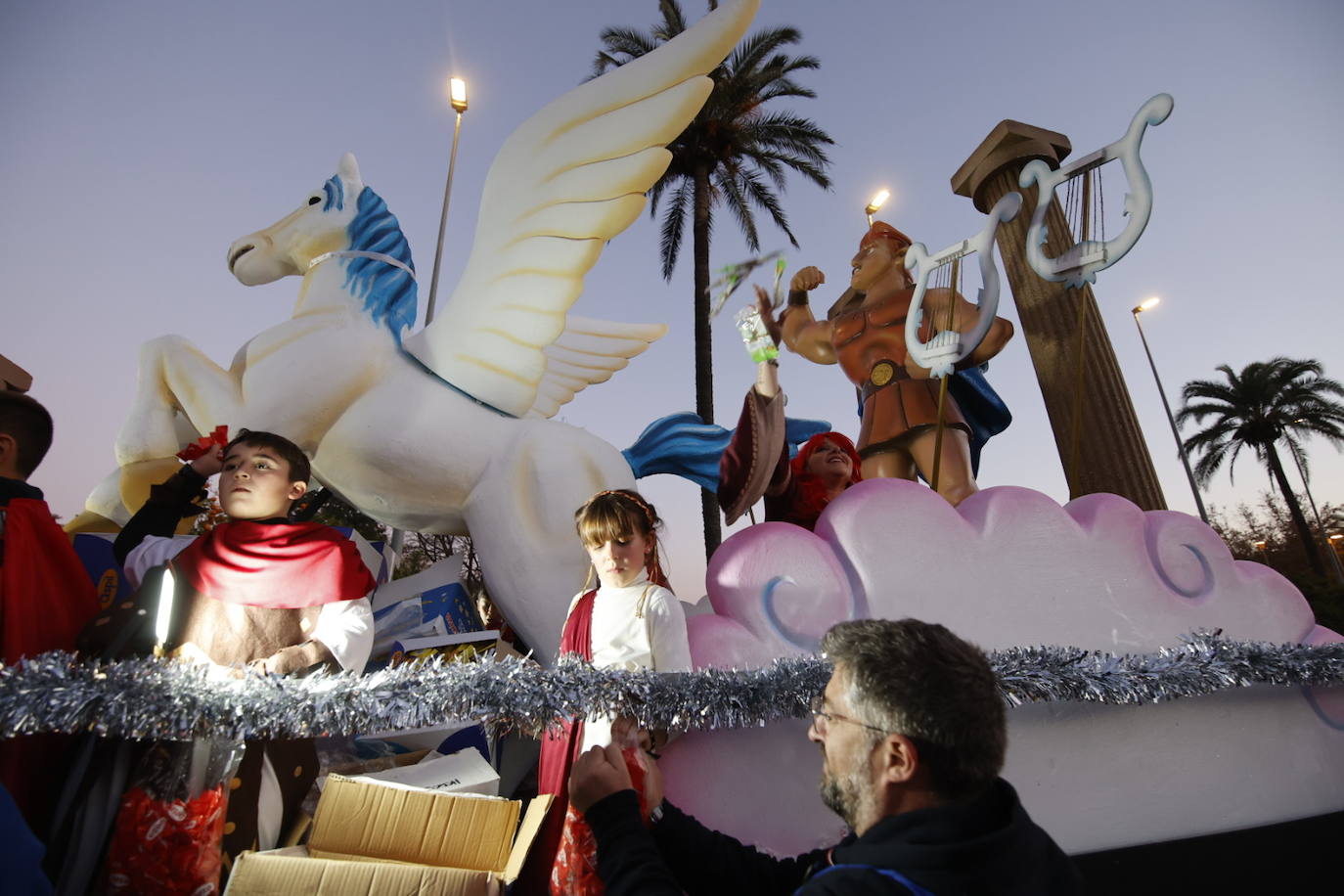 El apoteósico paso de la Cabalgata de los Reyes Magos por el Centro de Córdoba, en imágenes