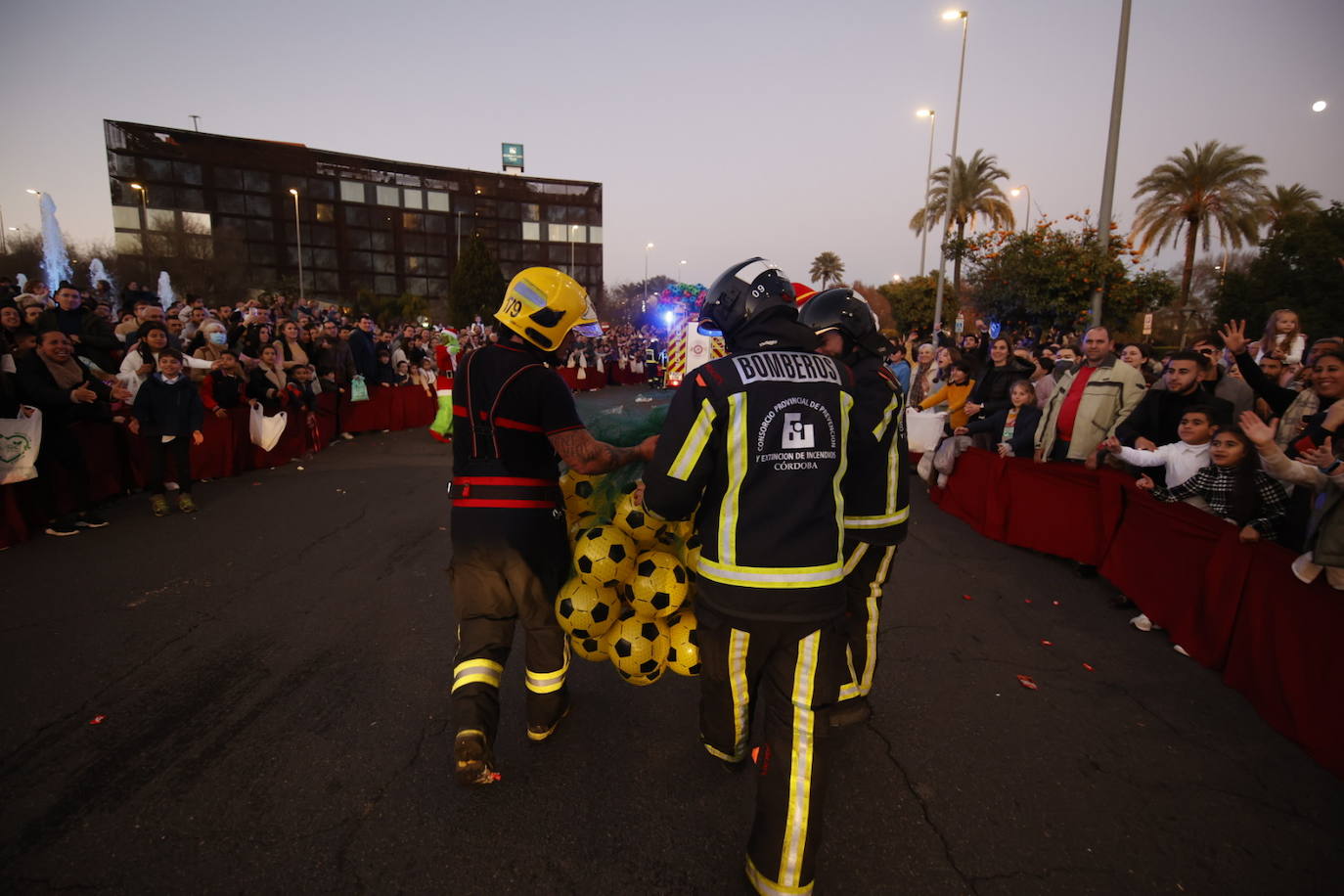 El apoteósico paso de la Cabalgata de los Reyes Magos por el Centro de Córdoba, en imágenes