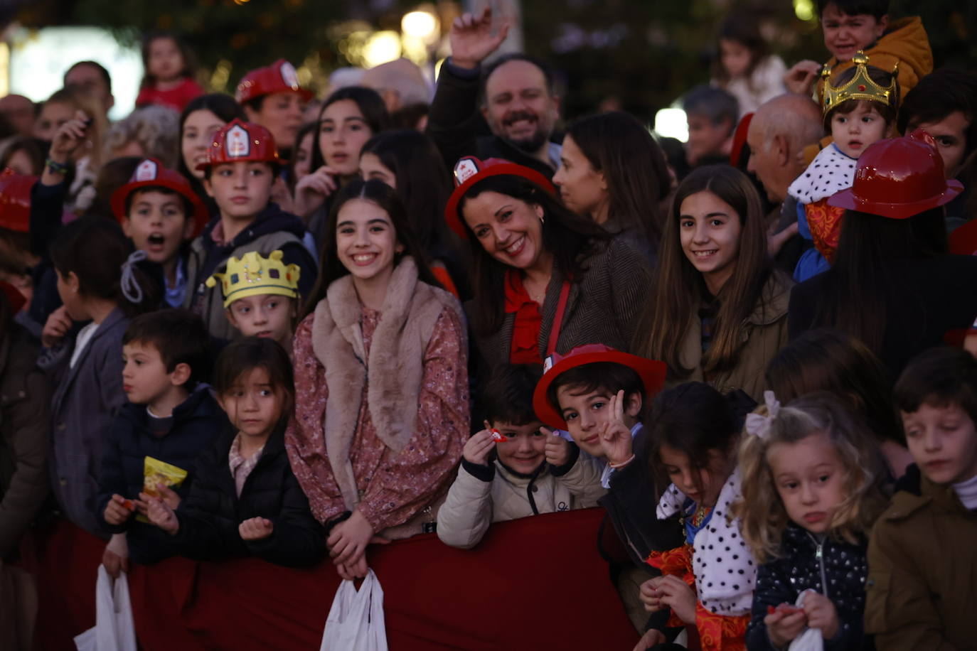 El apoteósico paso de la Cabalgata de los Reyes Magos por el Centro de Córdoba, en imágenes