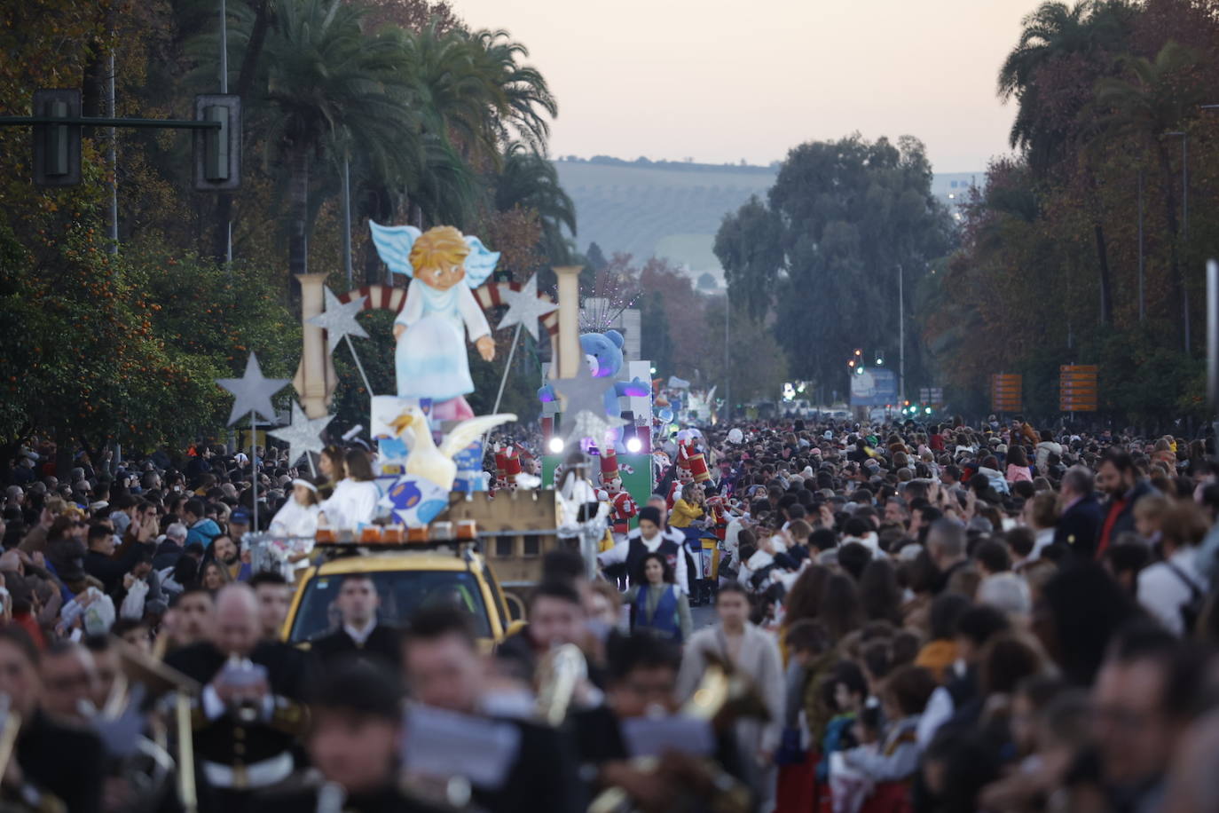 El apoteósico paso de la Cabalgata de los Reyes Magos por el Centro de Córdoba, en imágenes