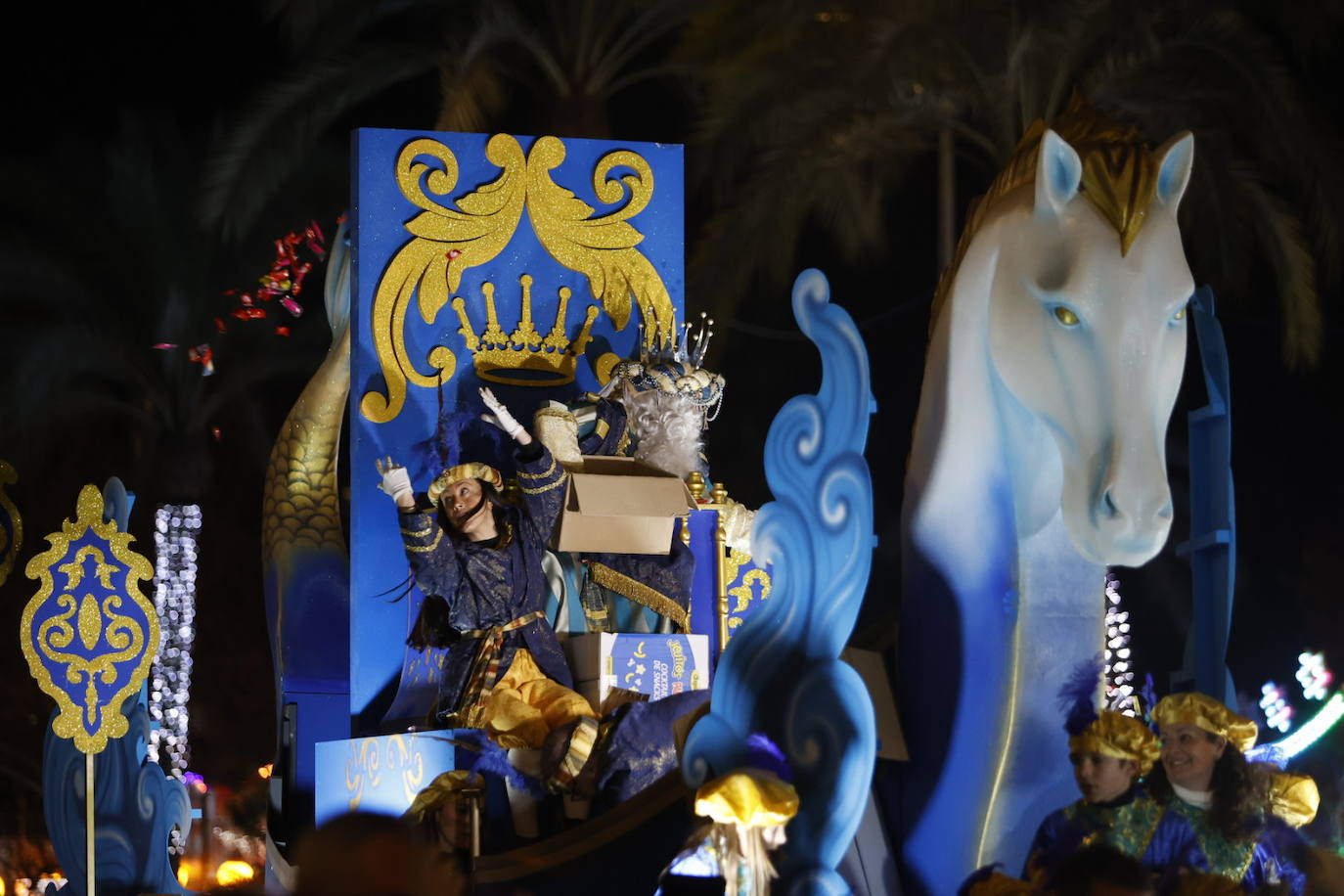 El apoteósico paso de la Cabalgata de los Reyes Magos por el Centro de Córdoba, en imágenes