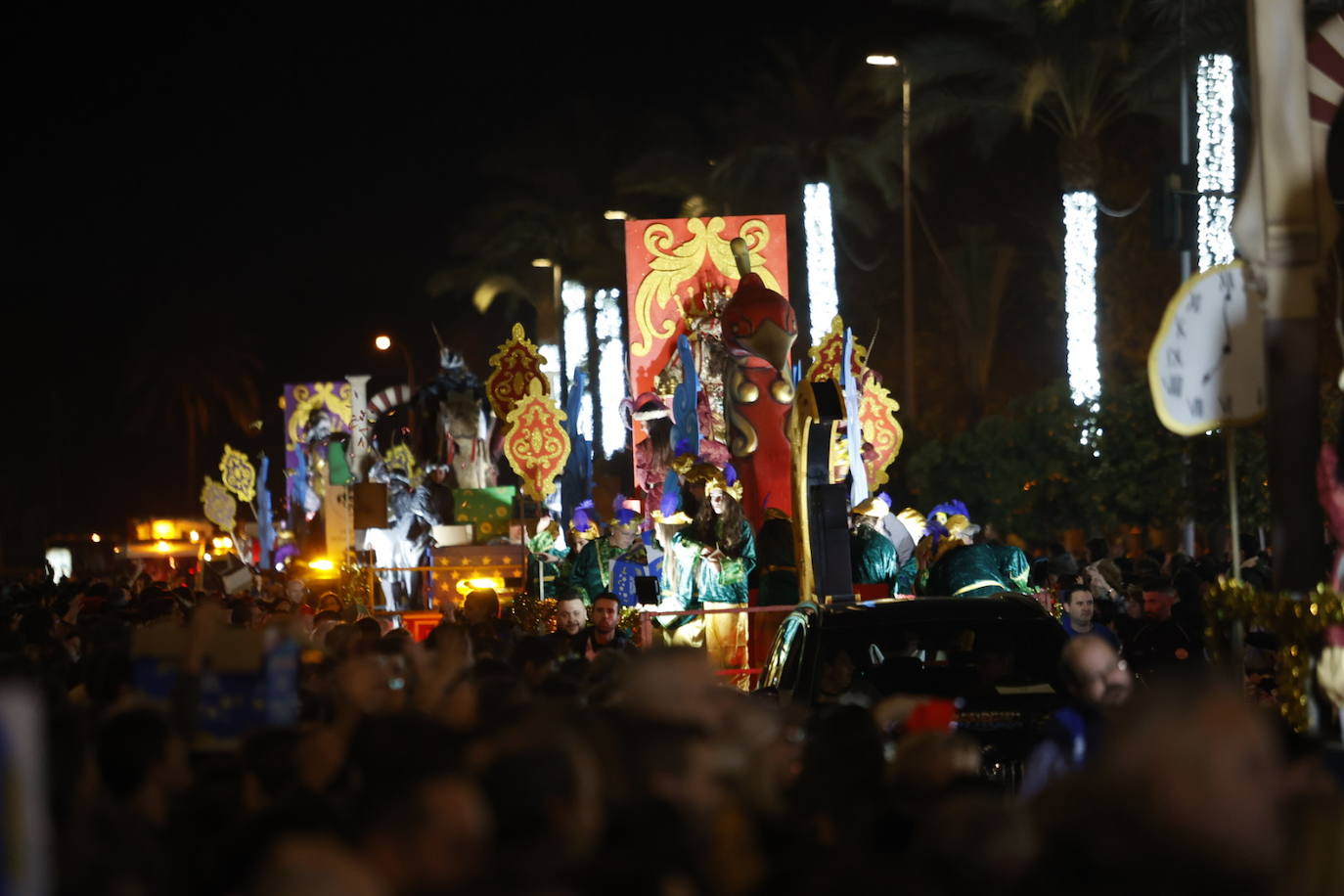 El apoteósico paso de la Cabalgata de los Reyes Magos por el Centro de Córdoba, en imágenes