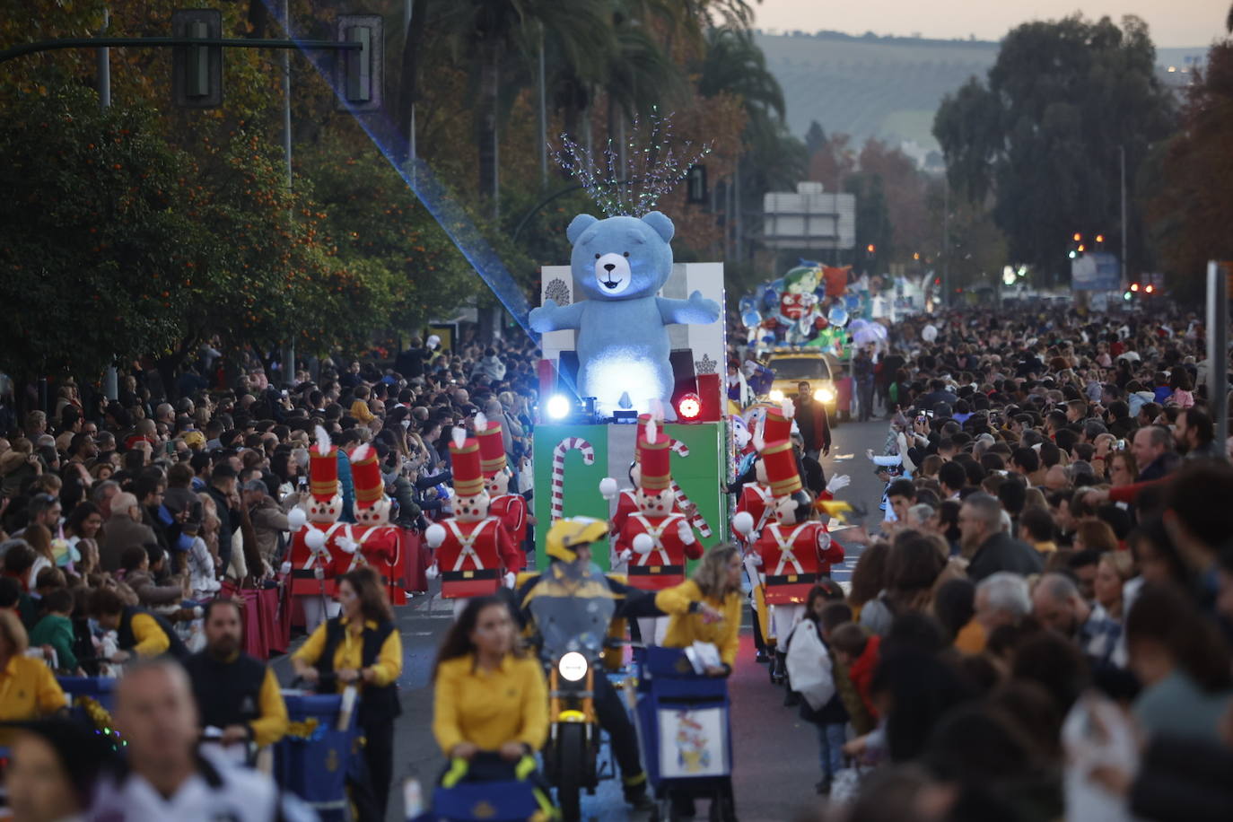 El apoteósico paso de la Cabalgata de los Reyes Magos por el Centro de Córdoba, en imágenes