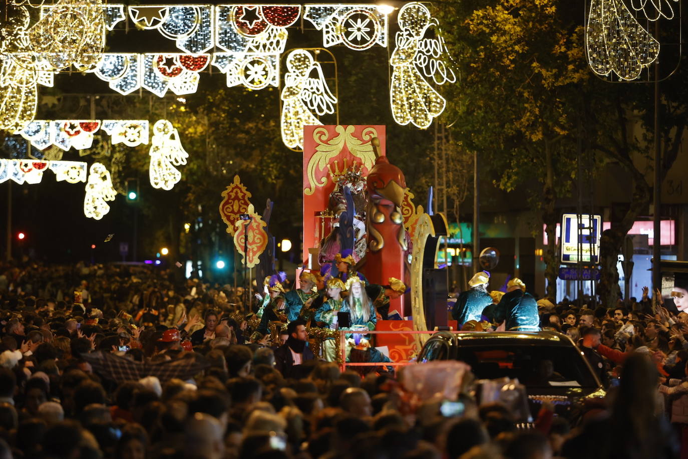 El apoteósico paso de la Cabalgata de los Reyes Magos por el Centro de Córdoba, en imágenes
