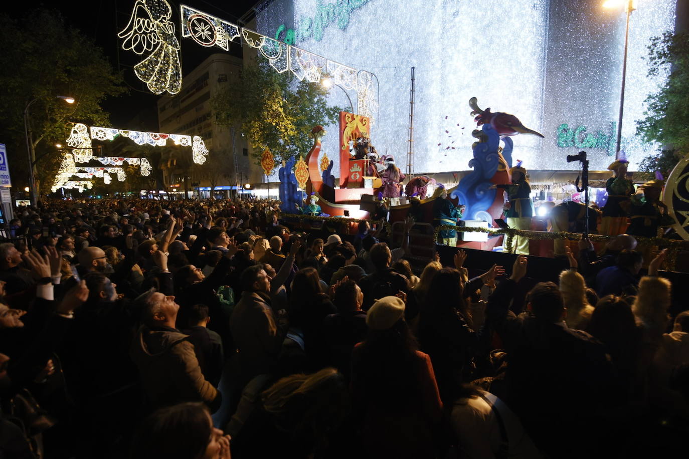 El apoteósico paso de la Cabalgata de los Reyes Magos por el Centro de Córdoba, en imágenes