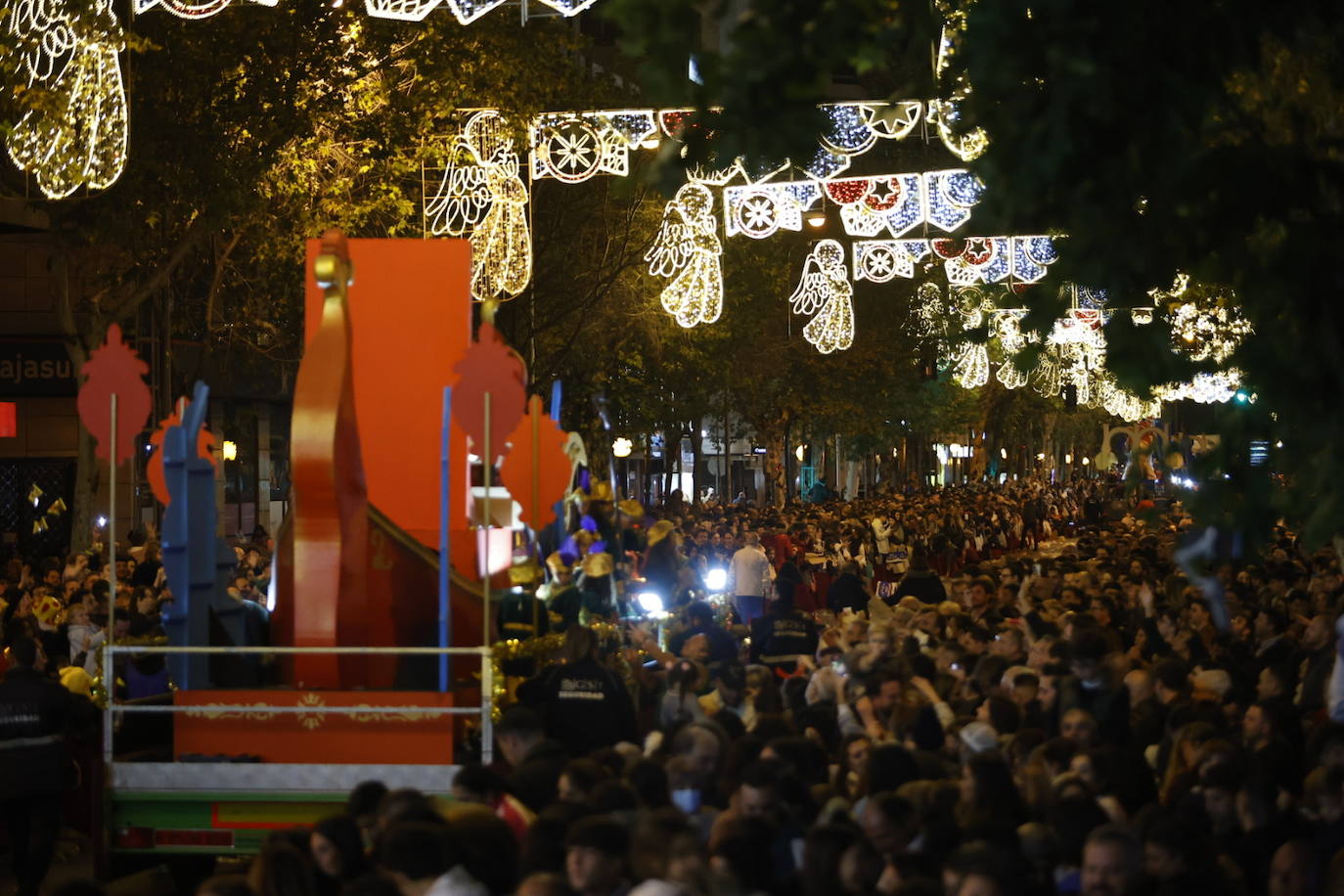 El apoteósico paso de la Cabalgata de los Reyes Magos por el Centro de Córdoba, en imágenes