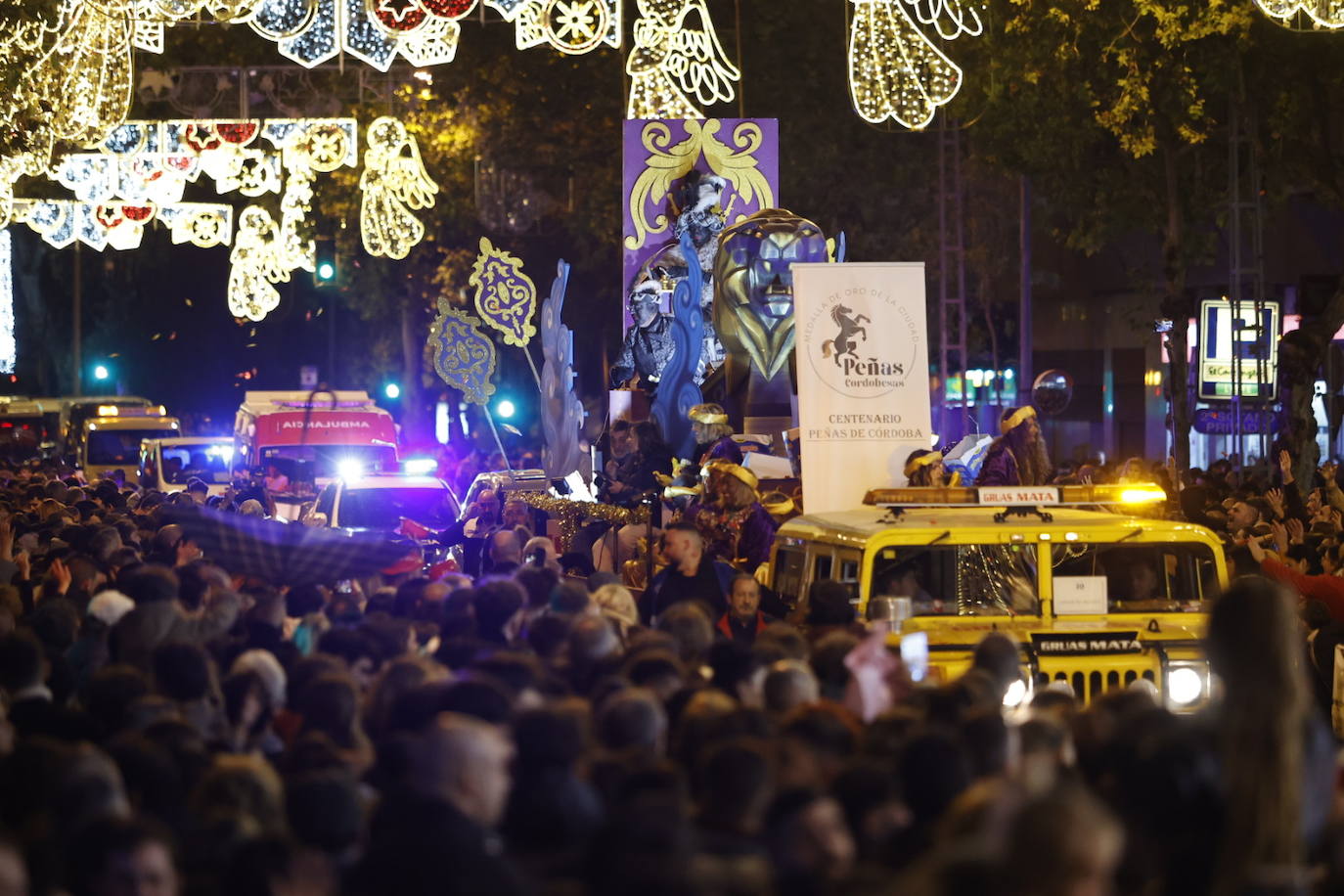El apoteósico paso de la Cabalgata de los Reyes Magos por el Centro de Córdoba, en imágenes