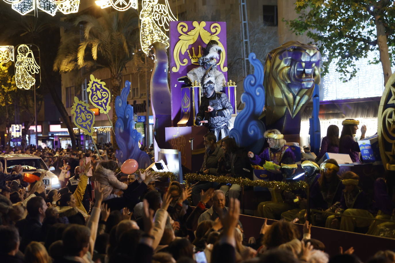 El apoteósico paso de la Cabalgata de los Reyes Magos por el Centro de Córdoba, en imágenes