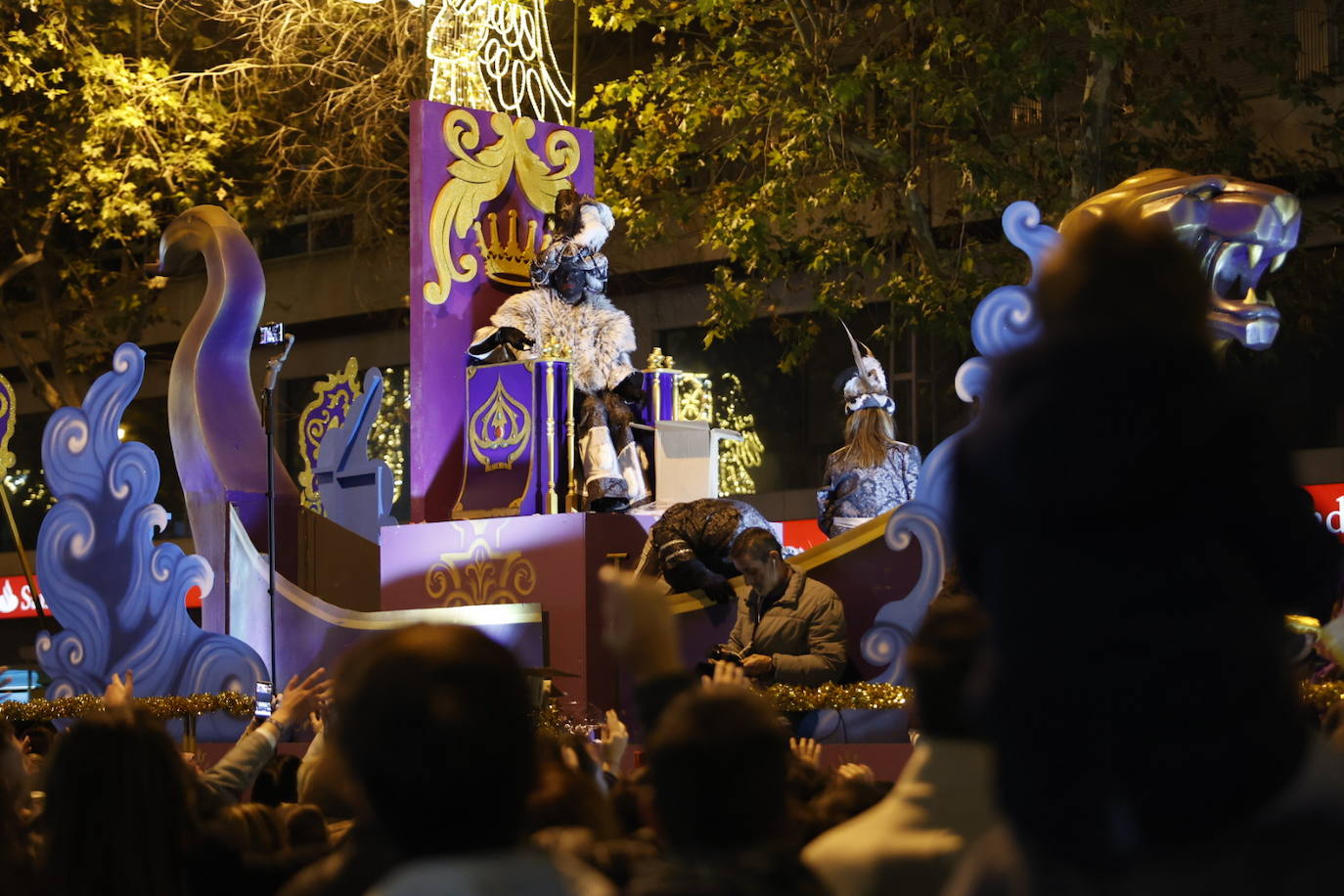 El apoteósico paso de la Cabalgata de los Reyes Magos por el Centro de Córdoba, en imágenes