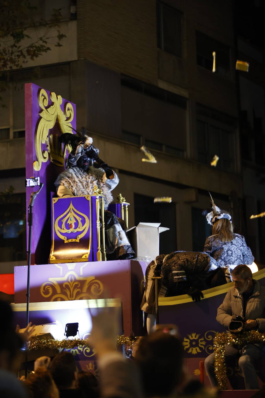 El apoteósico paso de la Cabalgata de los Reyes Magos por el Centro de Córdoba, en imágenes