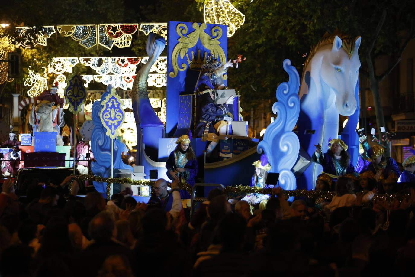 El apoteósico paso de la Cabalgata de los Reyes Magos por el Centro de Córdoba, en imágenes