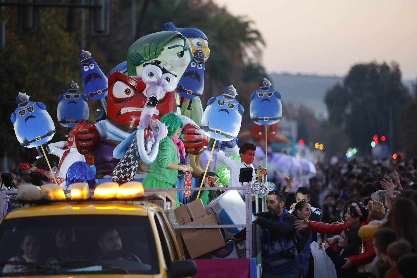 El apoteósico paso de la Cabalgata de los Reyes Magos por el Centro de Córdoba, en imágenes