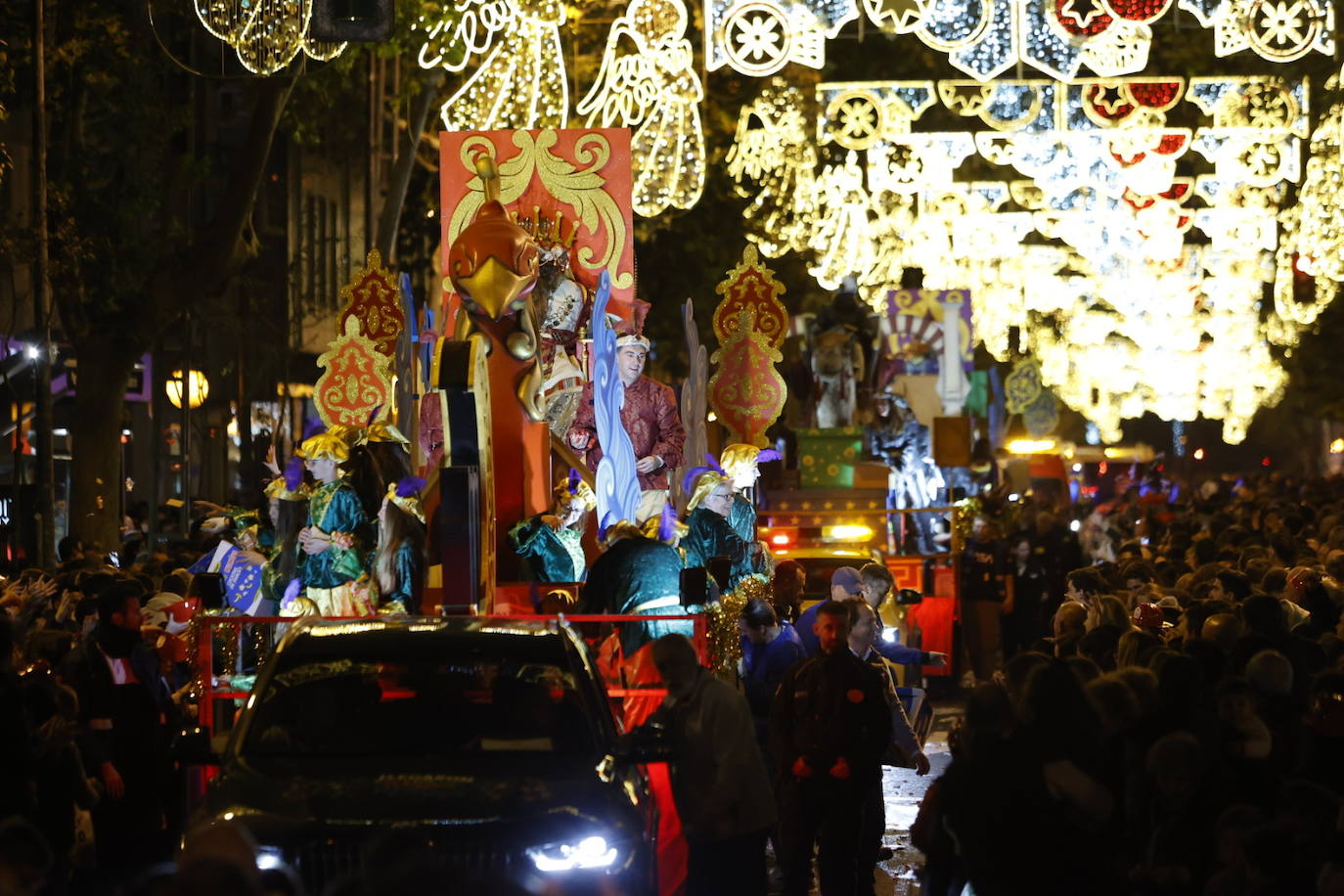 El apoteósico paso de la Cabalgata de los Reyes Magos por el Centro de Córdoba, en imágenes