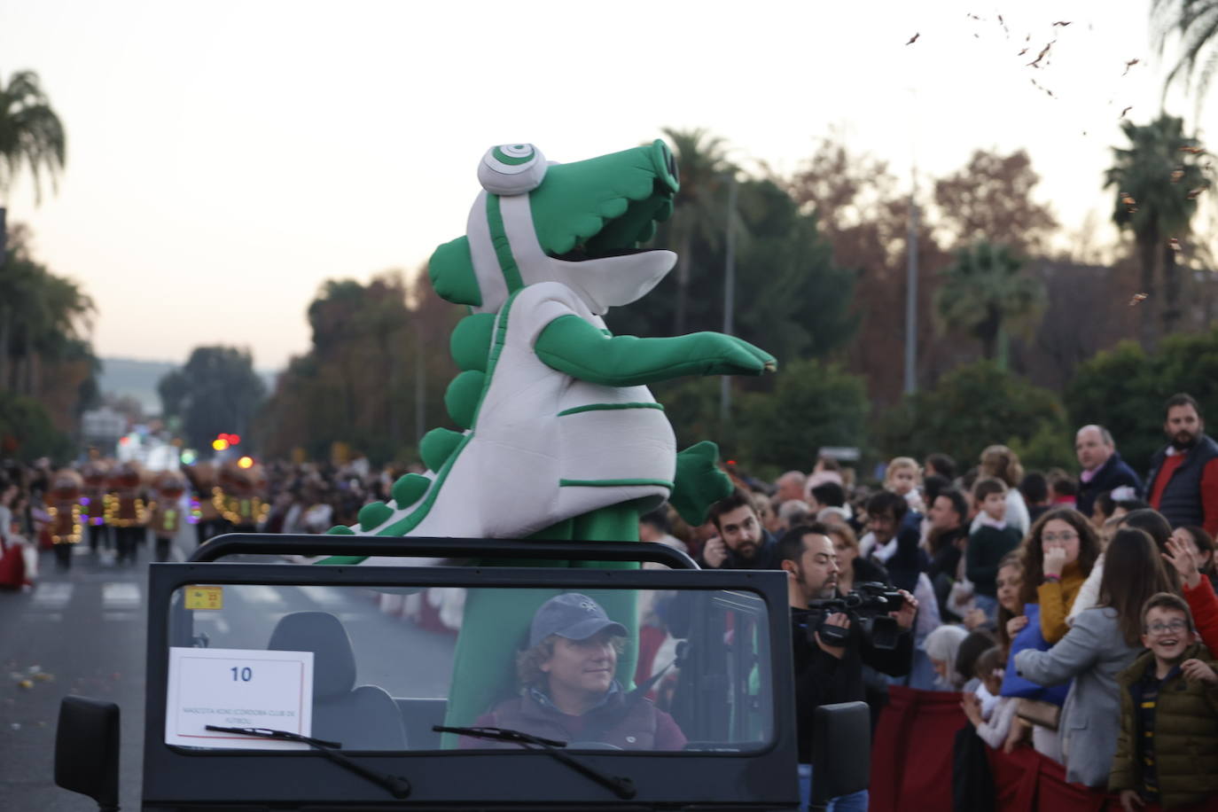 El apoteósico paso de la Cabalgata de los Reyes Magos por el Centro de Córdoba, en imágenes
