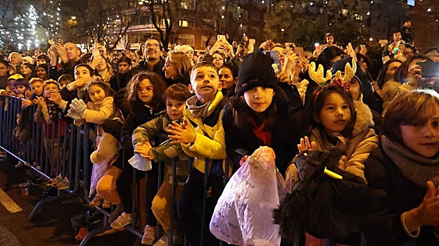 Niños y padres durante el recorrido de la cabalgata de Madrid