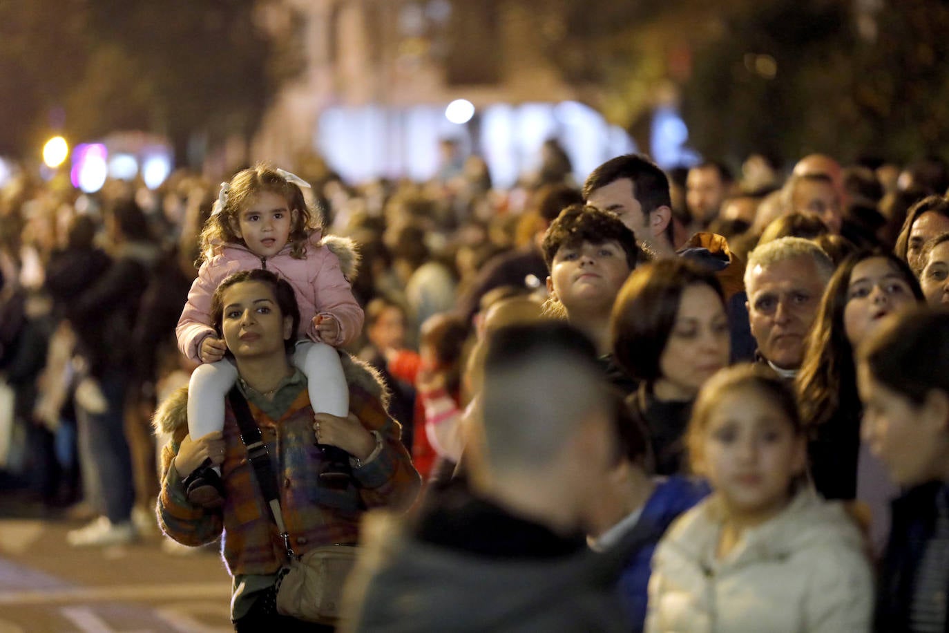 El multitudinario final de la Cabalgata de los Reyes Magos de Córdoba, en imágenes