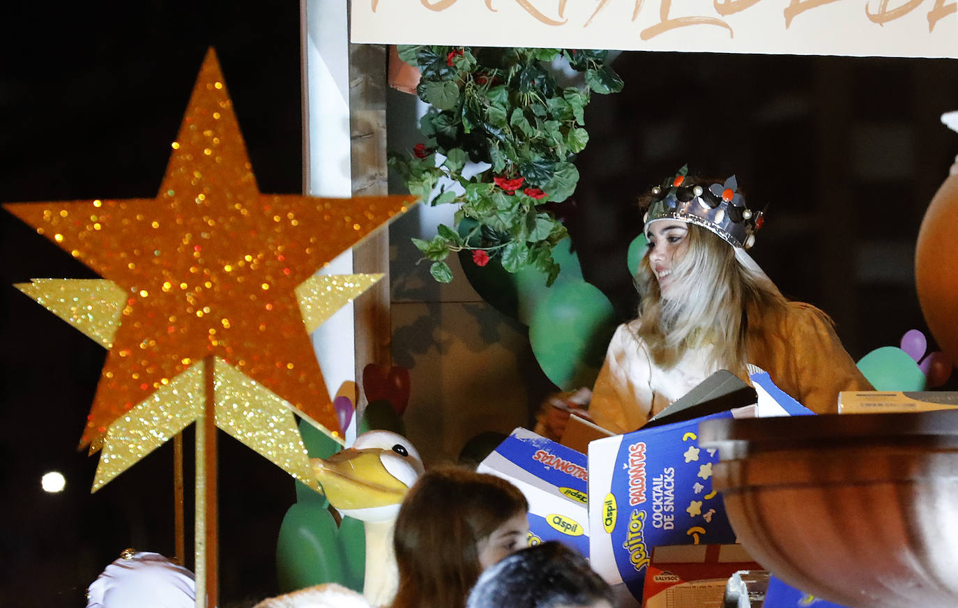 El multitudinario final de la Cabalgata de los Reyes Magos de Córdoba, en imágenes