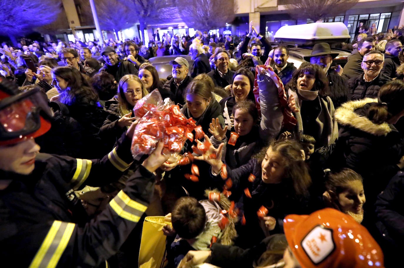 El multitudinario final de la Cabalgata de los Reyes Magos de Córdoba, en imágenes