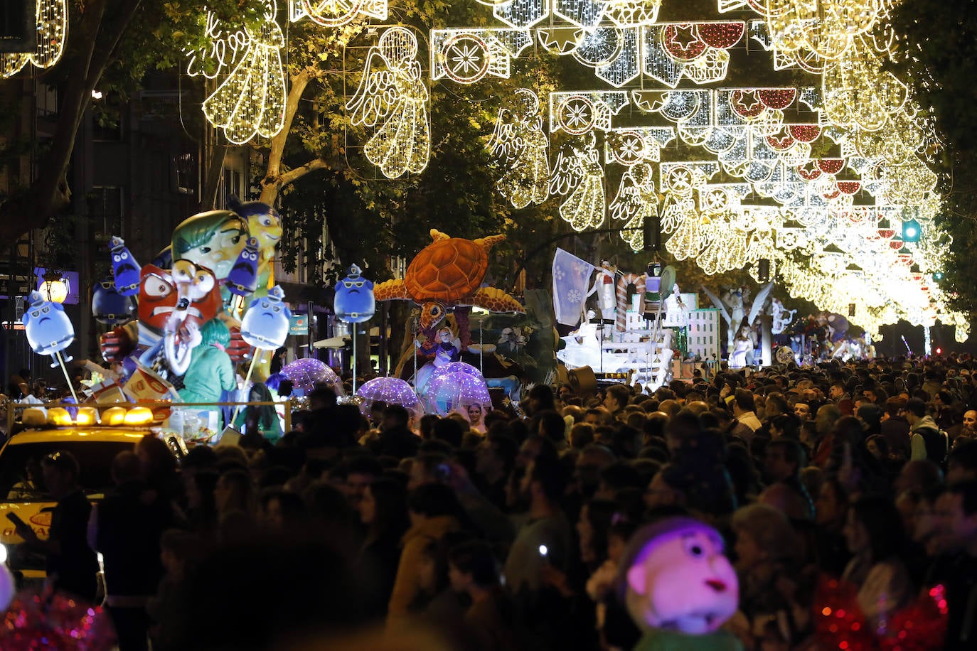 El multitudinario final de la Cabalgata de los Reyes Magos de Córdoba, en imágenes