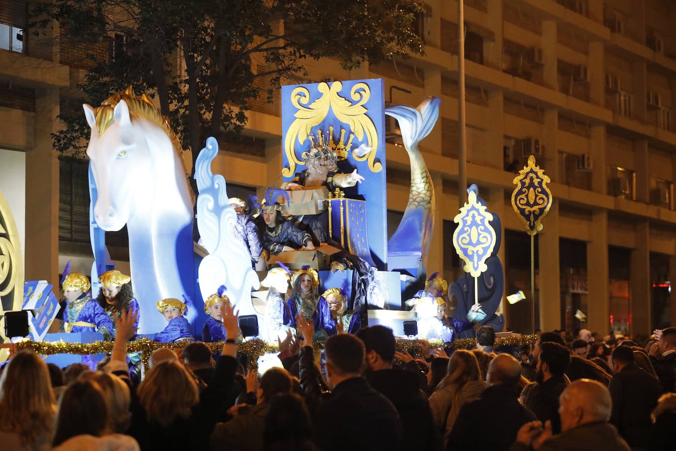 El multitudinario final de la Cabalgata de los Reyes Magos de Córdoba, en imágenes