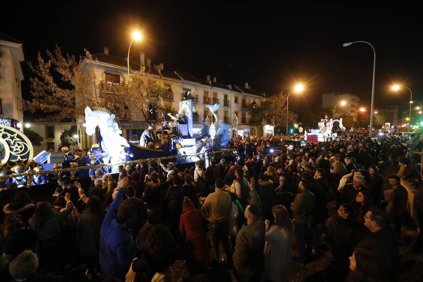 El multitudinario final de la Cabalgata de los Reyes Magos de Córdoba, en imágenes