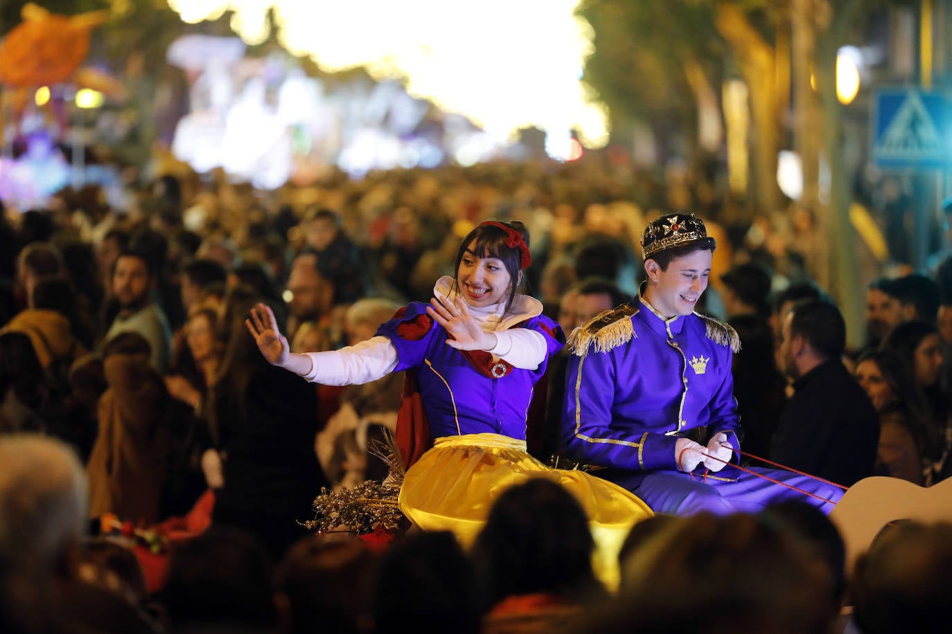El multitudinario final de la Cabalgata de los Reyes Magos de Córdoba, en imágenes