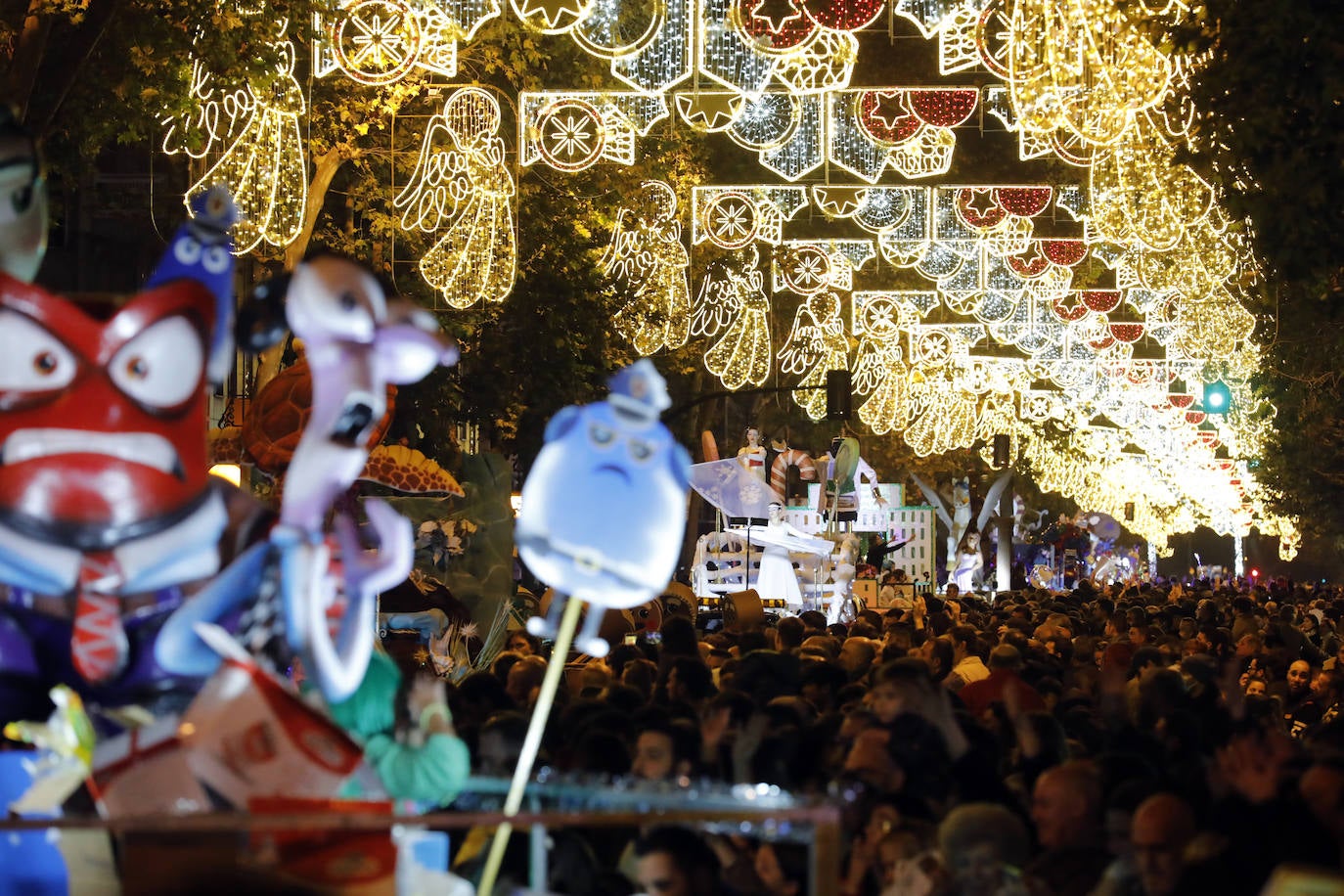 El multitudinario final de la Cabalgata de los Reyes Magos de Córdoba, en imágenes
