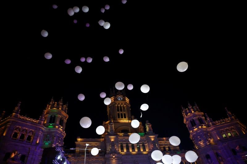 Los globos, al cielo, con el Ayuntamiento de Madrid al fondo