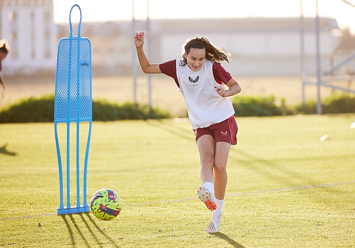 La cordobesa Alba Cerrato durante un entrenamiento con su club