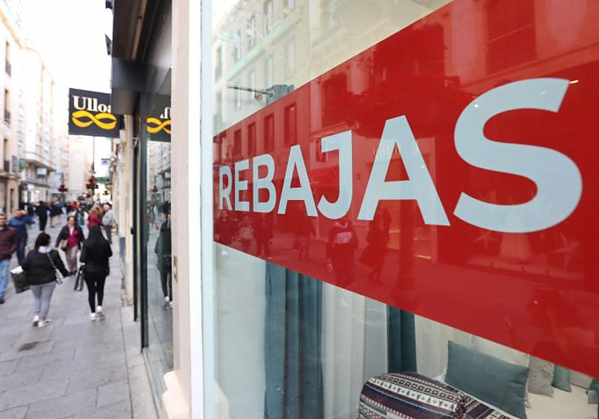 Rebajas anunciadas en un establecimiento en foto de archivo