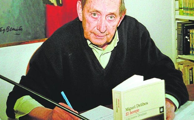 Miguel Delibes, junto a un ejemplar de ‘El hereje