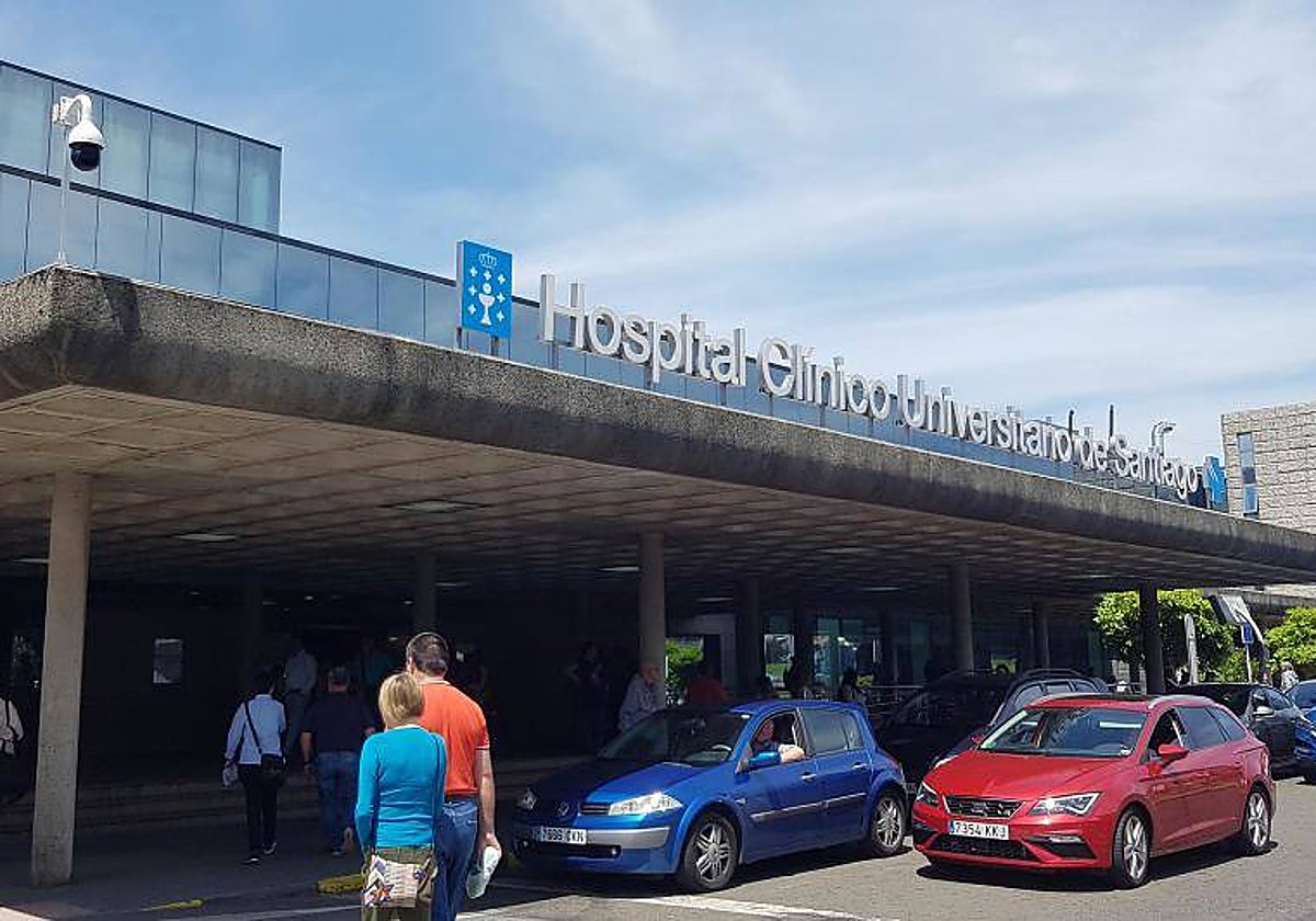 El Hospital Clínico Universitario de Santiago, donde está ingresado el menor, en una imagen de archivo