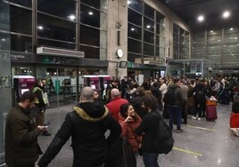 Las colas de viajeros afectados por la avería en la estación de Córdoba, en imágenes