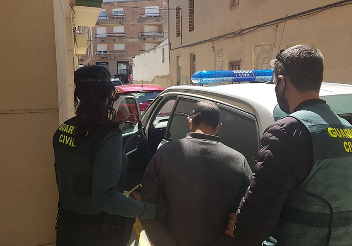 Detención de un maltratador que se atrincheró en su casa con una escopeta en Valencia