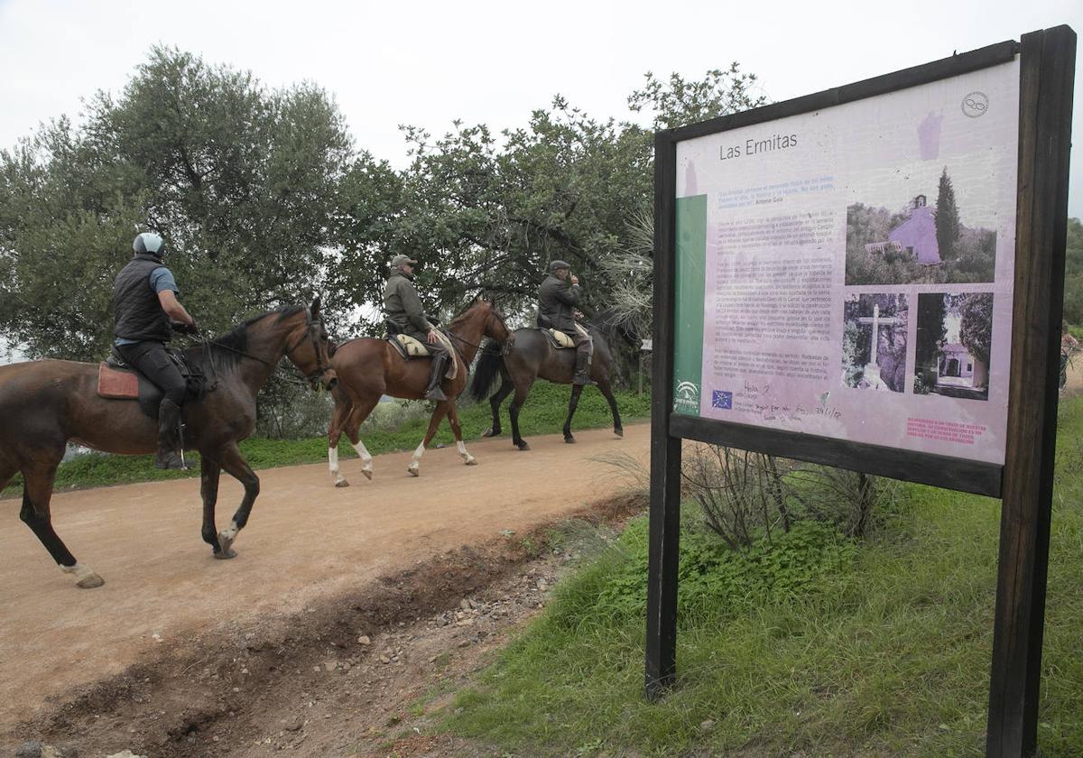 Jinetes paseando por la reformada Cuesta del Reventón