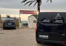 Hallan el cadáver de una mujer sin cabeza ni manos flotando en una playa de Marbella