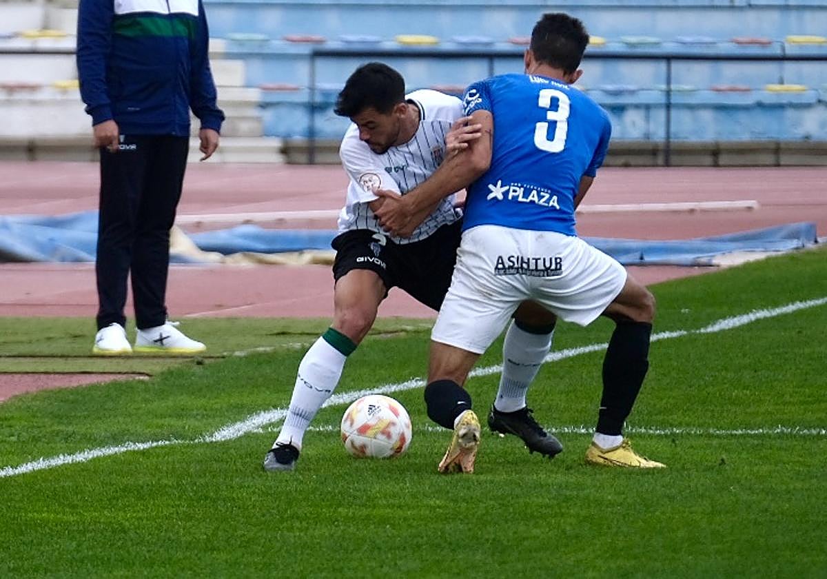 José Ruiz con Luis Ruiz, en nna acción del Córdoba CF ante el San Fernando