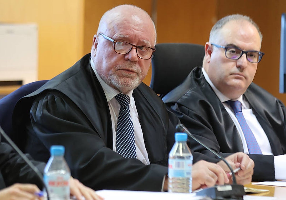 El comisario jubilado José Manuel Villarejo junto a su abogado en un juicio reciente