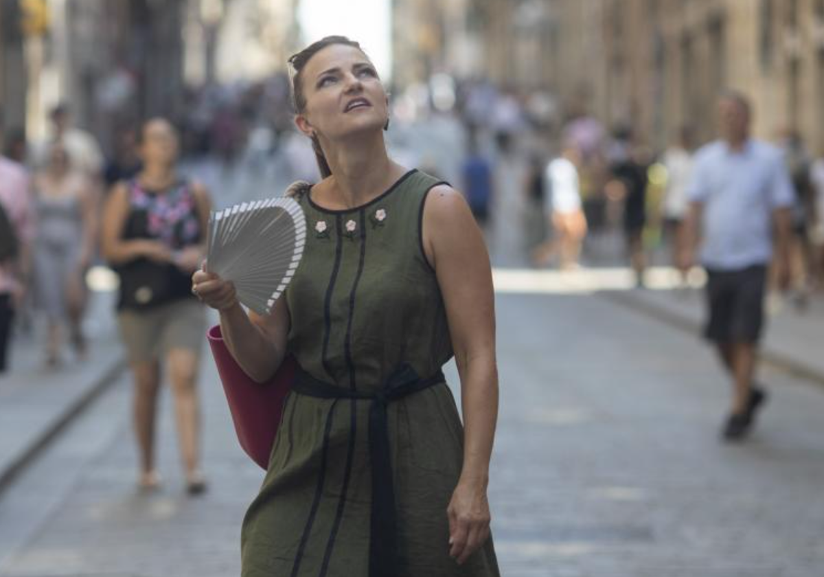 Una mujer se abanica en el centro de Barcelona en foto de archivo