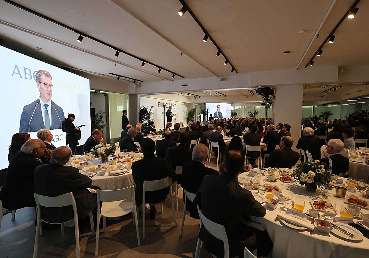 El publico atiende a Alberto Núñez Feijóo