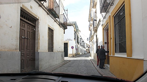 Vecinos del casco histórico vistos desde el interior de un coche