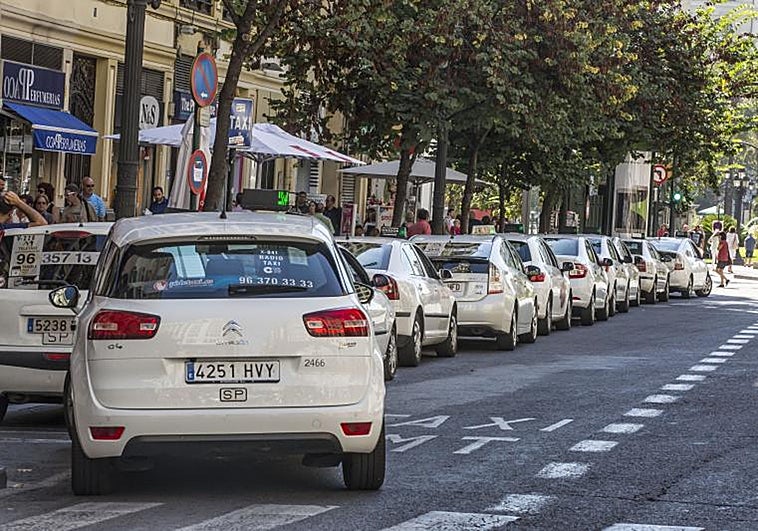 Zonas de Bajas Emisiones en Valencia: dónde y desde cuándo será obligatoria la etiqueta de la DGT para circular en coche