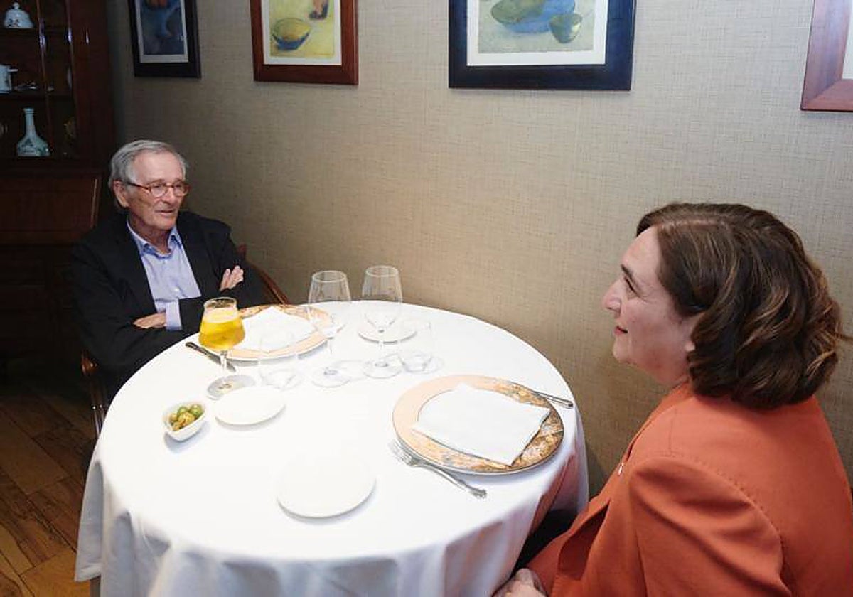 Xavier Trias, candidato de Junts, y Ada Colau, alcaldesa de Barcelona, en un almuerzo este lunes