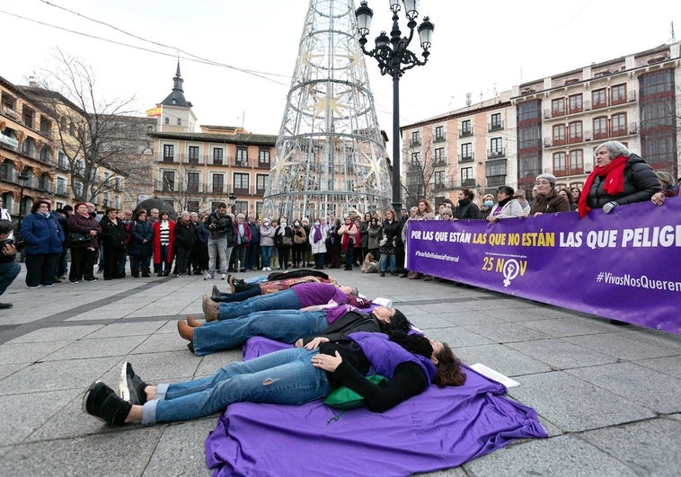 La Plataforma 8M de Toledo clama contra la violencia machista en la plaza de Zocodover